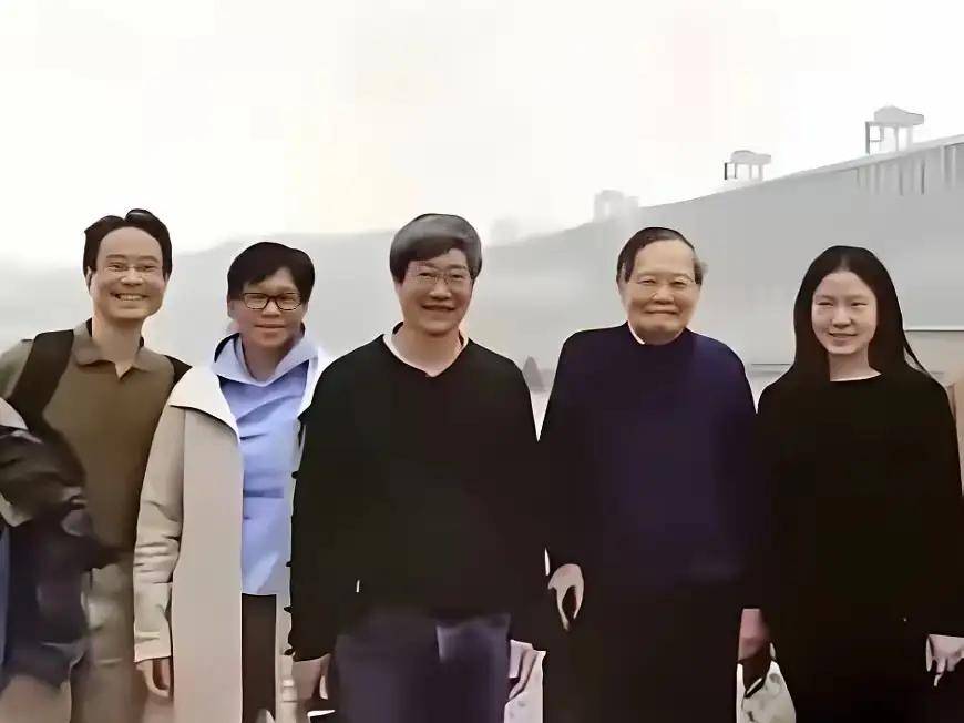 杨振宁追悼会很隆重<strong></p>
<p>BSV行情</strong>,大儿子未现身,翁帆站家属首位,样子很憔悴