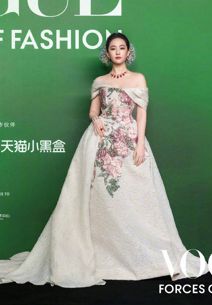 刘亦菲头顶满天星、周冬雨大胆透视装、杨幂顶级高定...VOGUE红毯谁赢了<strong></p>
<p>BSV行情</strong>？