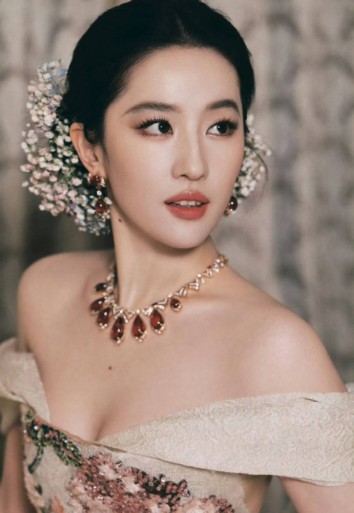 刘亦菲头顶满天星、周冬雨大胆透视装、杨幂顶级高定...VOGUE红毯谁赢了<strong></p>
<p>BSV行情</strong>？