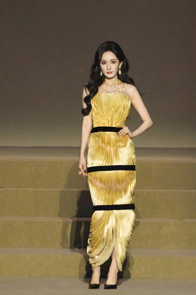 刘亦菲头顶满天星、周冬雨大胆透视装、杨幂顶级高定...VOGUE红毯谁赢了<strong></p>
<p>BSV行情</strong>？