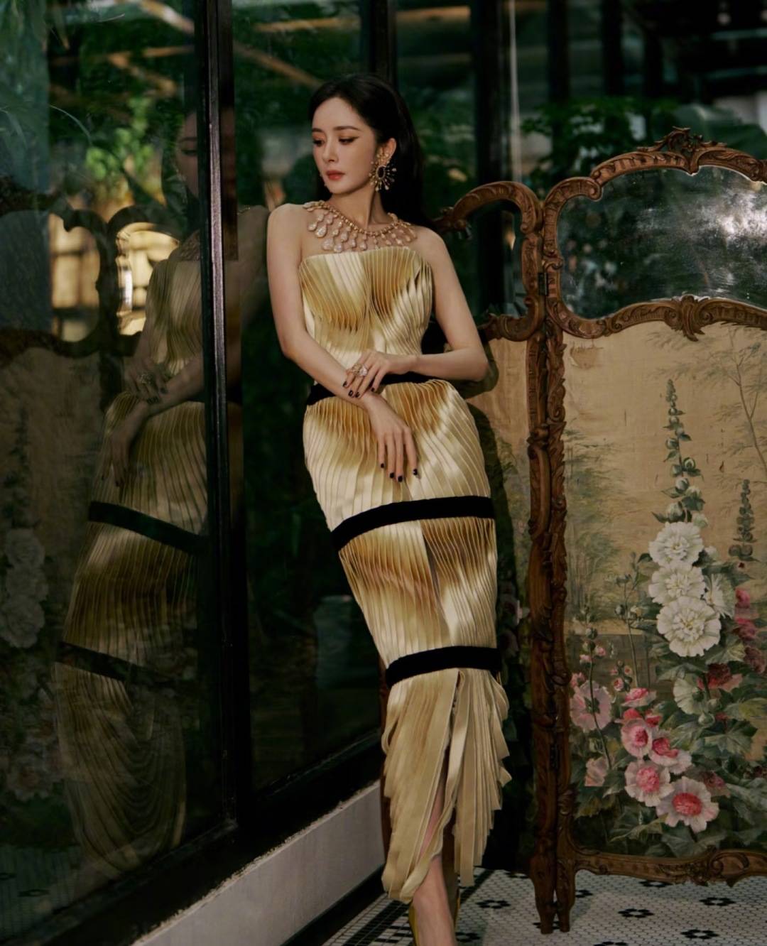 刘亦菲头顶满天星、周冬雨大胆透视装、杨幂顶级高定...VOGUE红毯谁赢了<strong></p>
<p>BSV行情</strong>？