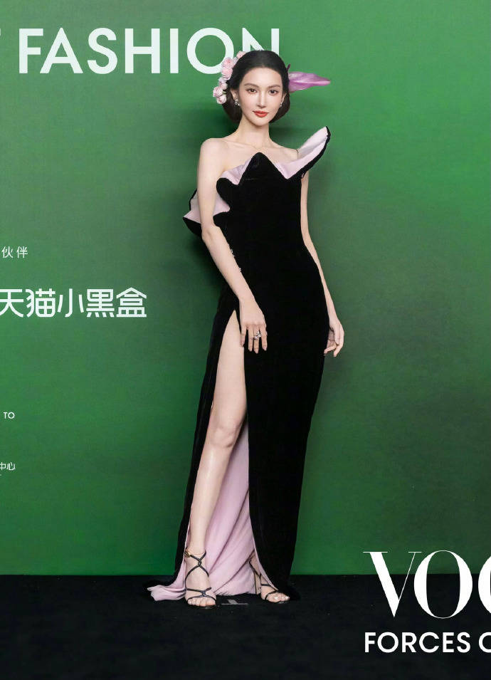 刘亦菲头顶满天星、周冬雨大胆透视装、杨幂顶级高定...VOGUE红毯谁赢了<strong></p>
<p>BSV行情</strong>？