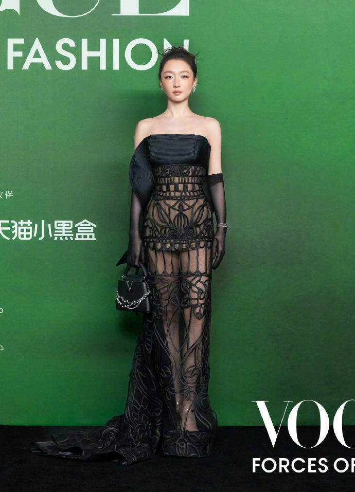 刘亦菲头顶满天星、周冬雨大胆透视装、杨幂顶级高定...VOGUE红毯谁赢了<strong></p>
<p>BSV行情</strong>？