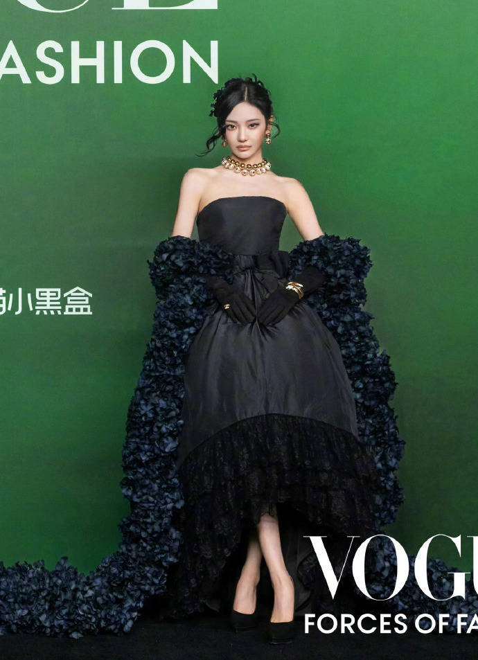 刘亦菲头顶满天星、周冬雨大胆透视装、杨幂顶级高定...VOGUE红毯谁赢了<strong></p>
<p>BSV行情</strong>？