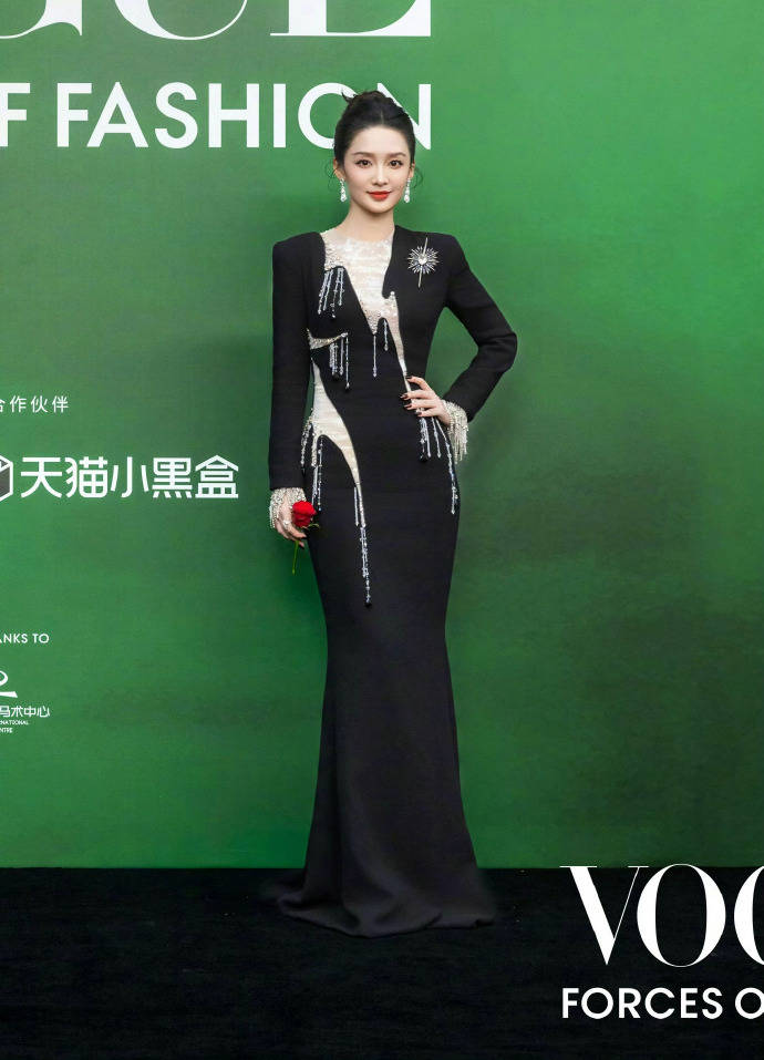 刘亦菲头顶满天星、周冬雨大胆透视装、杨幂顶级高定...VOGUE红毯谁赢了<strong></p>
<p>BSV行情</strong>？