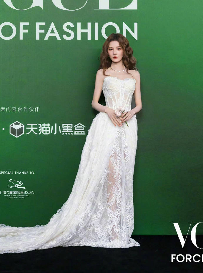 刘亦菲头顶满天星、周冬雨大胆透视装、杨幂顶级高定...VOGUE红毯谁赢了<strong></p>
<p>BSV行情</strong>？