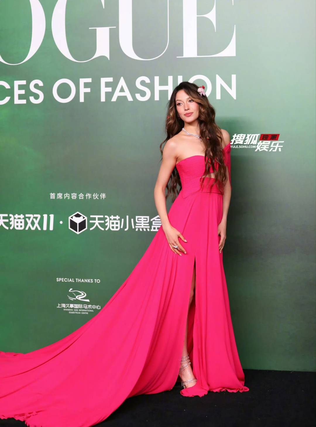 刘亦菲头顶满天星、周冬雨大胆透视装、杨幂顶级高定...VOGUE红毯谁赢了<strong></p>
<p>BSV行情</strong>？