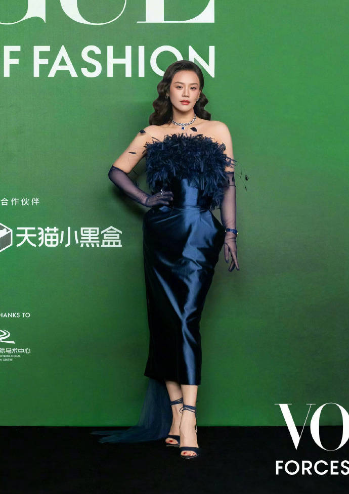 刘亦菲头顶满天星、周冬雨大胆透视装、杨幂顶级高定...VOGUE红毯谁赢了<strong></p>
<p>BSV行情</strong>？