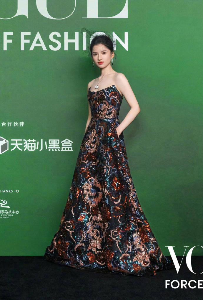 刘亦菲头顶满天星、周冬雨大胆透视装、杨幂顶级高定...VOGUE红毯谁赢了<strong></p>
<p>BSV行情</strong>？