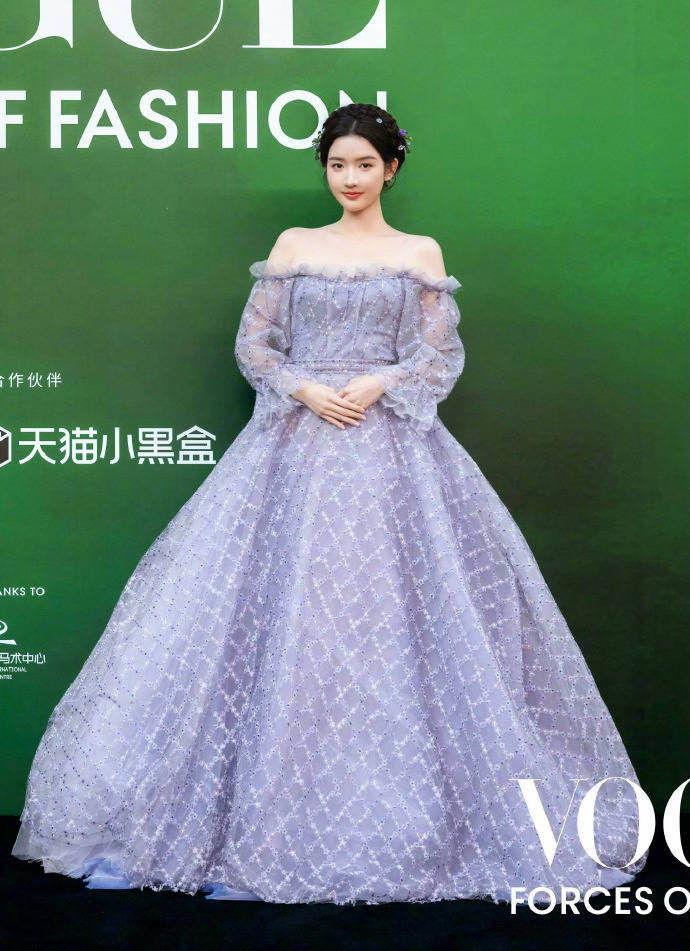 刘亦菲头顶满天星、周冬雨大胆透视装、杨幂顶级高定...VOGUE红毯谁赢了<strong></p>
<p>BSV行情</strong>？