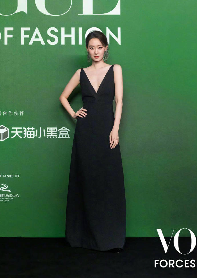 刘亦菲头顶满天星、周冬雨大胆透视装、杨幂顶级高定...VOGUE红毯谁赢了<strong></p>
<p>BSV行情</strong>？