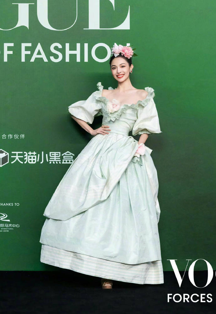 刘亦菲头顶满天星、周冬雨大胆透视装、杨幂顶级高定...VOGUE红毯谁赢了<strong></p>
<p>BSV行情</strong>？