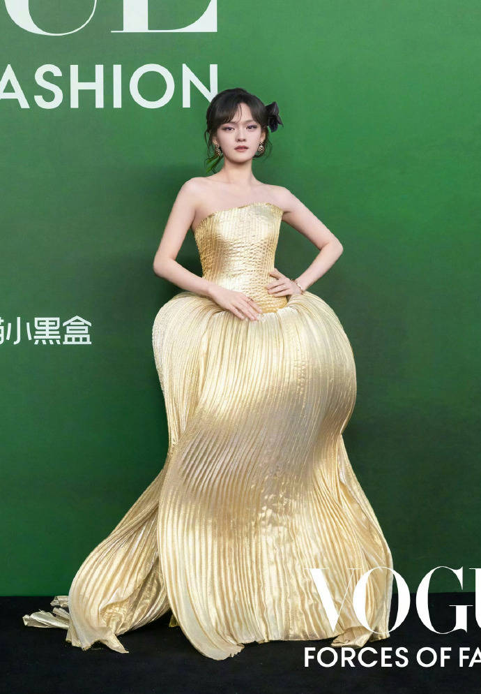 刘亦菲头顶满天星、周冬雨大胆透视装、杨幂顶级高定...VOGUE红毯谁赢了<strong></p>
<p>BSV行情</strong>？