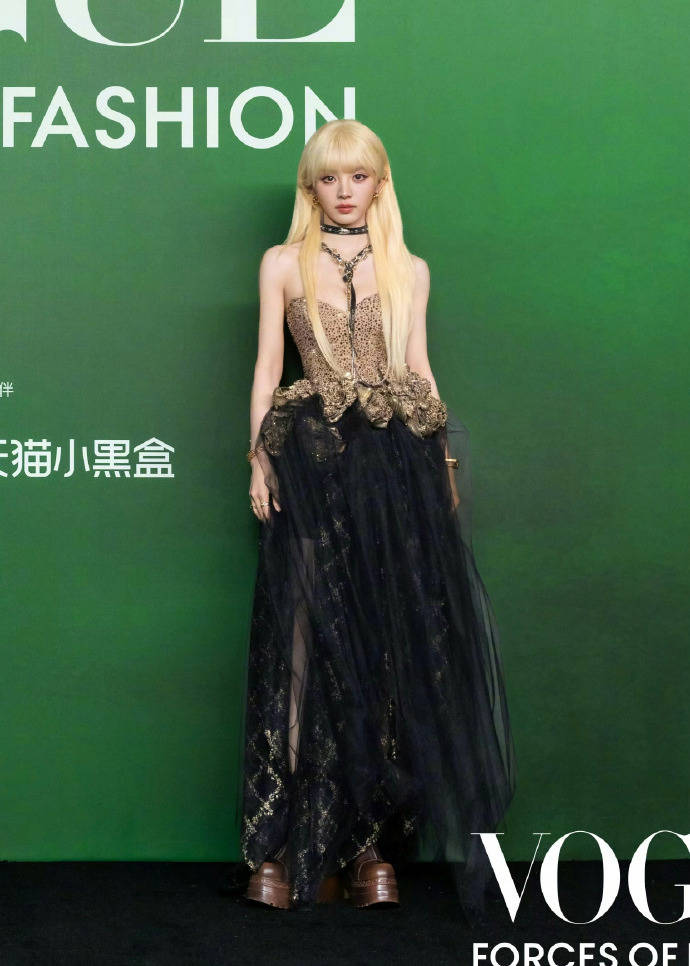 刘亦菲头顶满天星、周冬雨大胆透视装、杨幂顶级高定...VOGUE红毯谁赢了<strong></p>
<p>BSV行情</strong>？