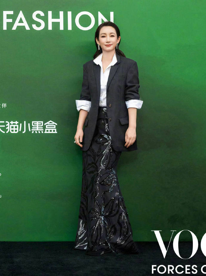 刘亦菲头顶满天星、周冬雨大胆透视装、杨幂顶级高定...VOGUE红毯谁赢了<strong></p>
<p>BSV行情</strong>？