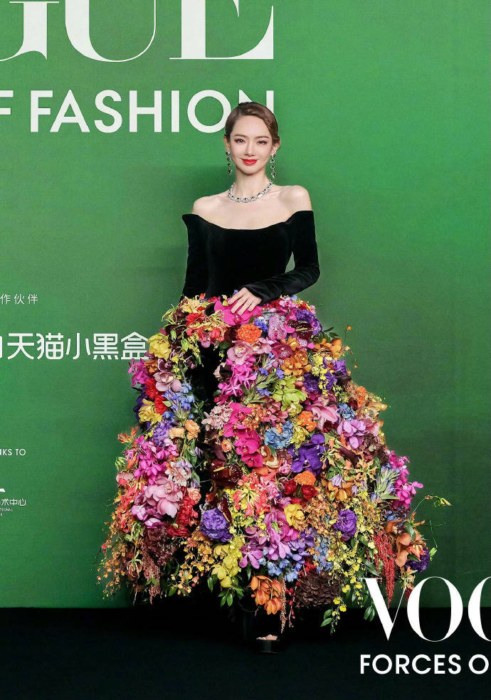 刘亦菲头顶满天星、周冬雨大胆透视装、杨幂顶级高定...VOGUE红毯谁赢了<strong></p>
<p>BSV行情</strong>？