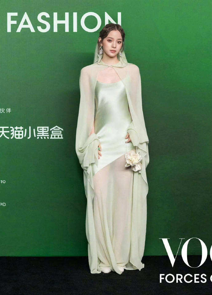 刘亦菲头顶满天星、周冬雨大胆透视装、杨幂顶级高定...VOGUE红毯谁赢了<strong></p>
<p>BSV行情</strong>？