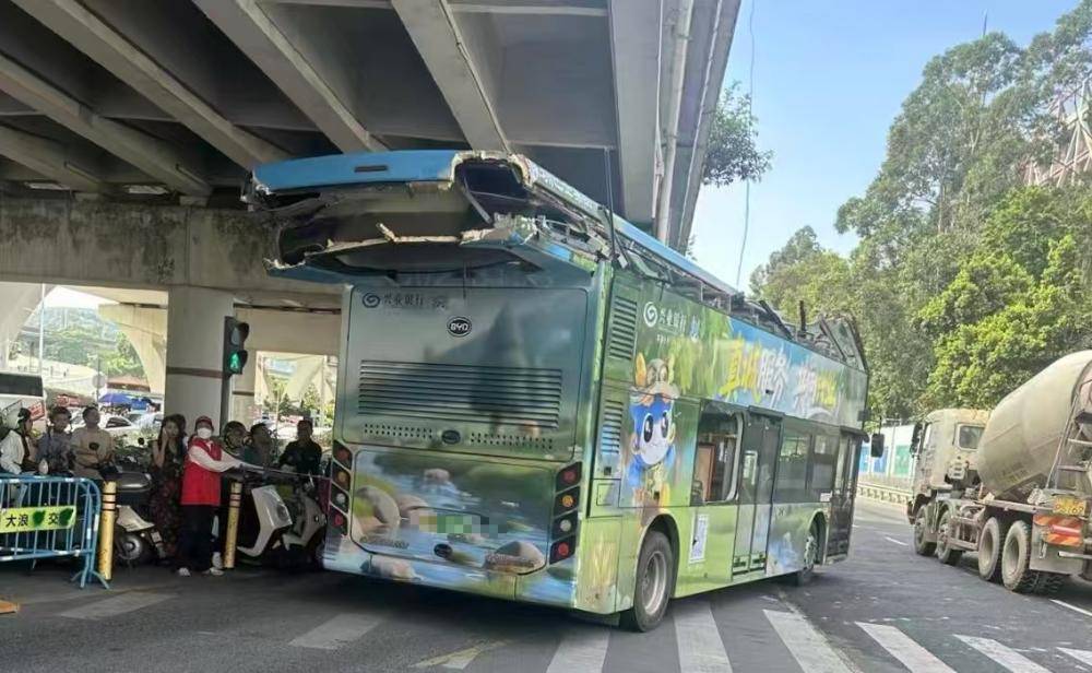 深圳一辆双层巴士高架桥下遭“剃头”<strong></p>
<p>比特币行情</strong>，玻璃碎片散落一地，多方回应