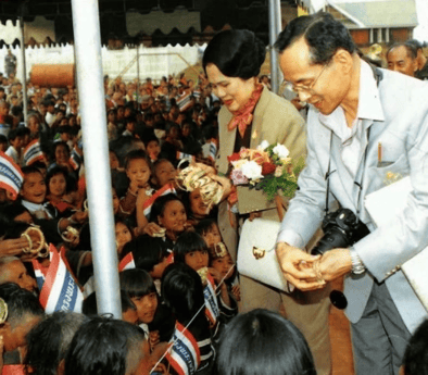 泰国王太后诗丽吉去世<strong></p>
<p>比特币行情</strong>，留下19顶奢华王冠和她的传奇一生