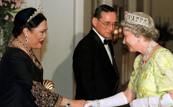 泰国王太后诗丽吉去世<strong></p>
<p>比特币行情</strong>，留下19顶奢华王冠和她的传奇一生