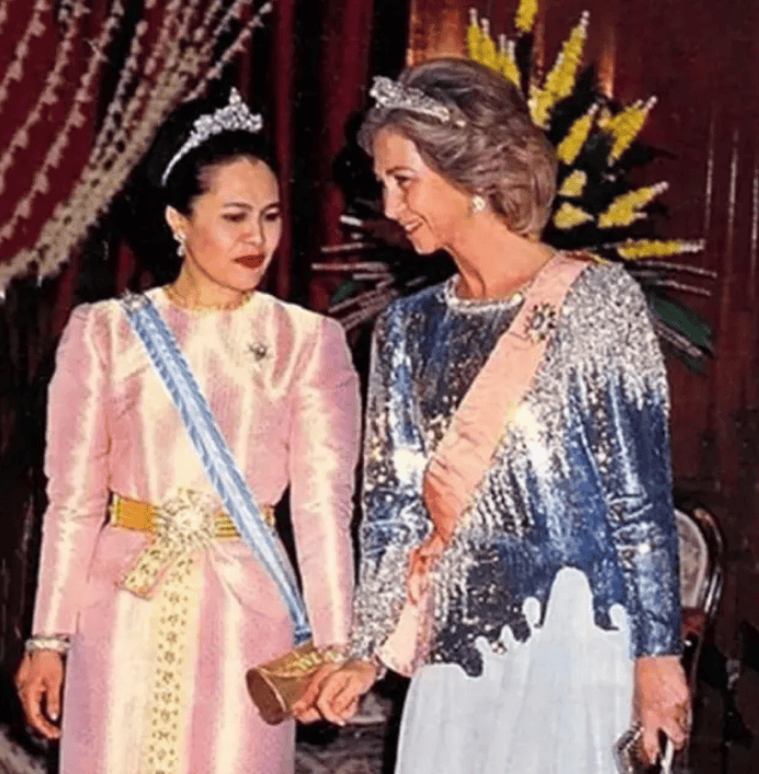 泰国王太后诗丽吉去世<strong></p>
<p>比特币行情</strong>，留下19顶奢华王冠和她的传奇一生