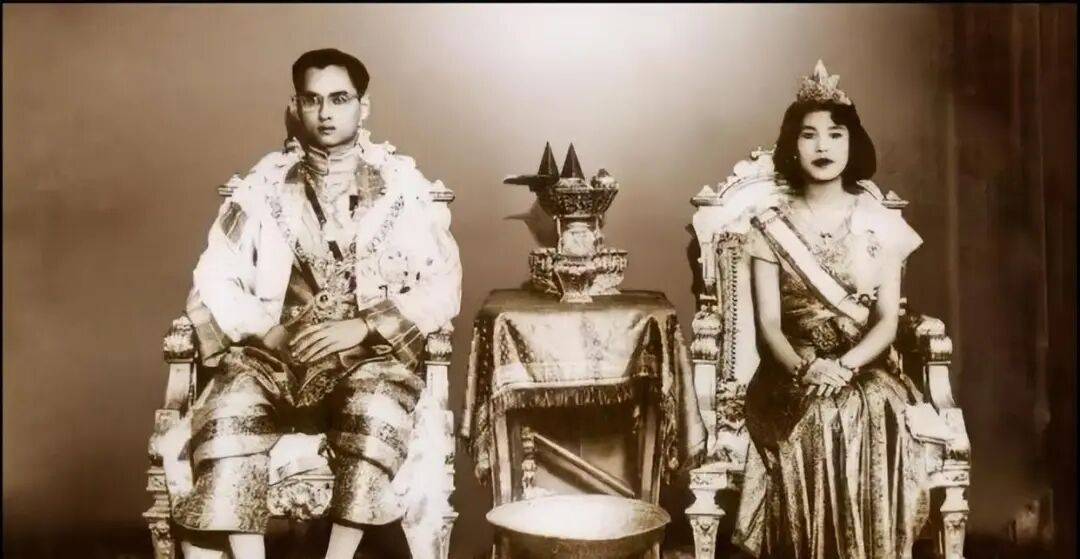 泰国王太后诗丽吉去世<strong></p>
<p>比特币行情</strong>，留下19顶奢华王冠和她的传奇一生