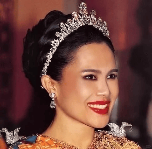 泰国王太后诗丽吉去世<strong></p>
<p>比特币行情</strong>，留下19顶奢华王冠和她的传奇一生