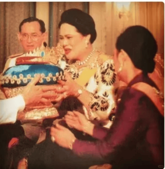 泰国王太后诗丽吉去世<strong></p>
<p>比特币行情</strong>，留下19顶奢华王冠和她的传奇一生