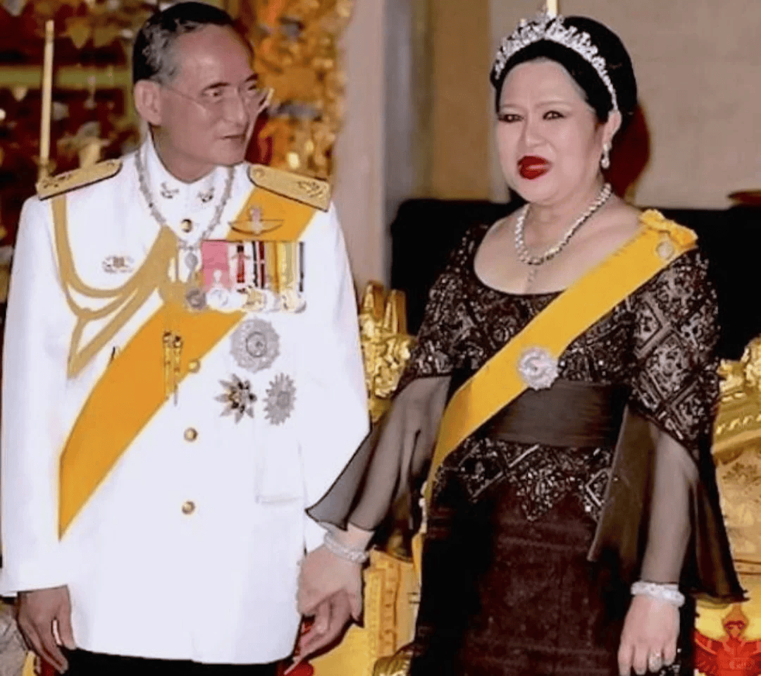 泰国王太后诗丽吉去世<strong></p>
<p>比特币行情</strong>，留下19顶奢华王冠和她的传奇一生