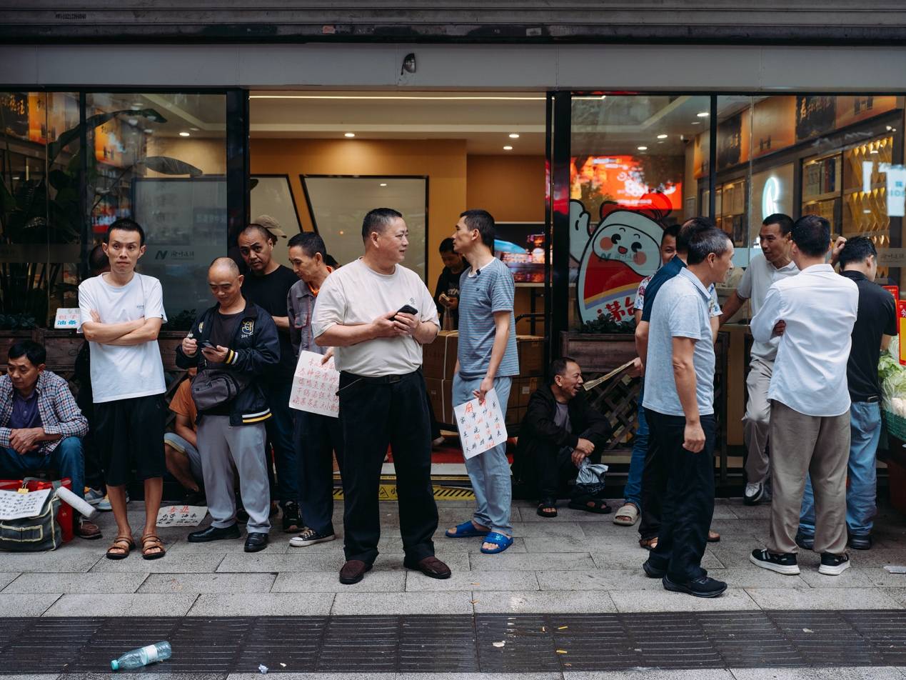 <strong></p>
<p>区块链挖矿行情</strong>他们挤在8元一晚的旅店 几百人抢一个活