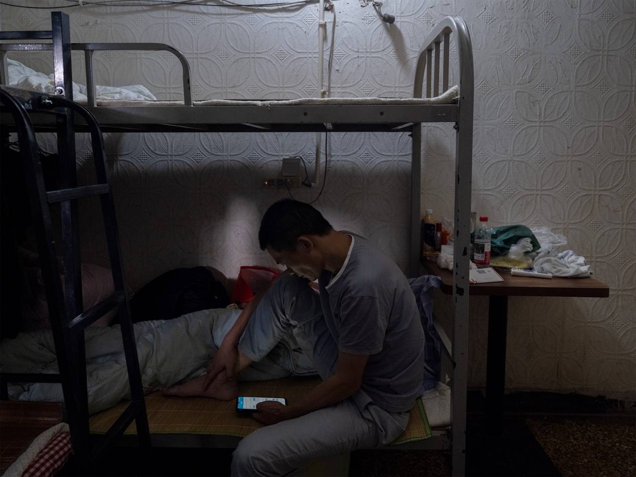 <strong></p>
<p>区块链挖矿行情</strong>他们挤在8元一晚的旅店 几百人抢一个活