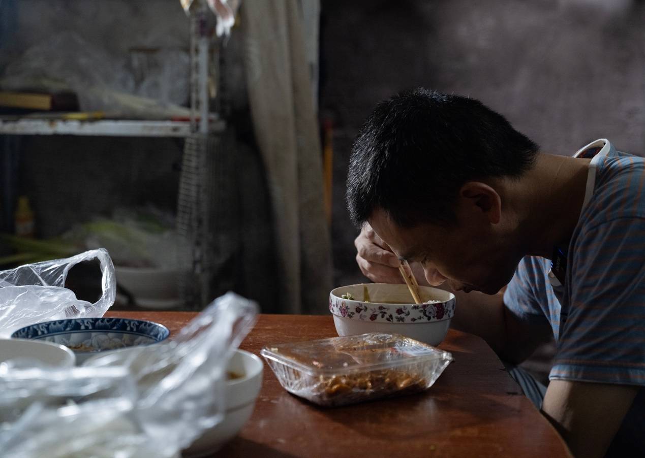 <strong></p>
<p>区块链挖矿行情</strong>他们挤在8元一晚的旅店 几百人抢一个活