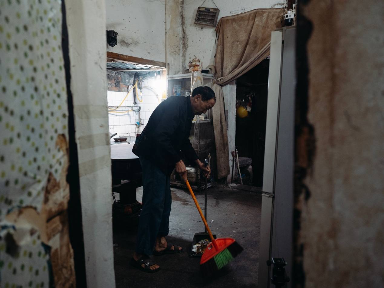 <strong></p>
<p>区块链挖矿行情</strong>他们挤在8元一晚的旅店 几百人抢一个活