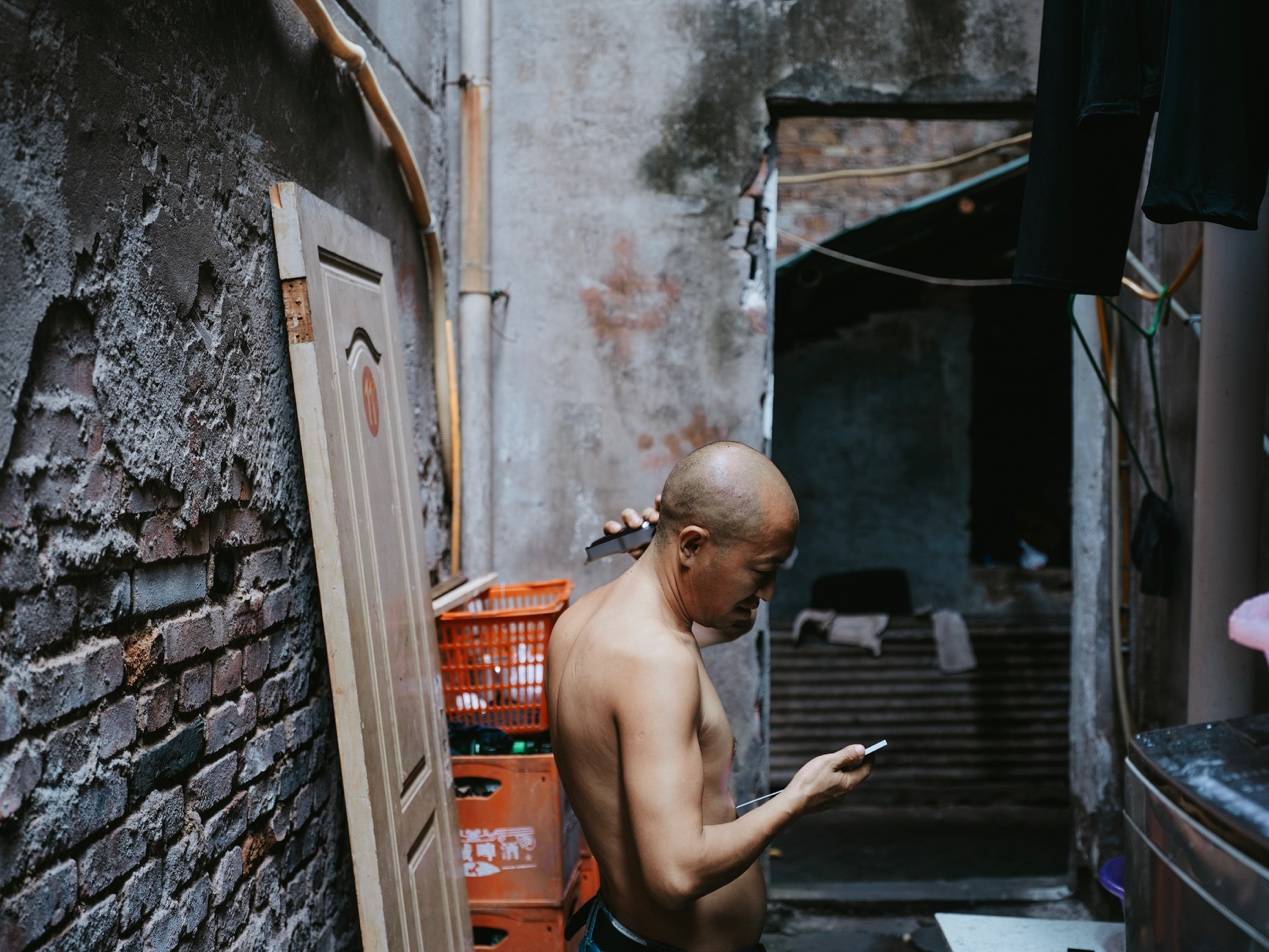 <strong></p>
<p>区块链挖矿行情</strong>他们挤在8元一晚的旅店 几百人抢一个活