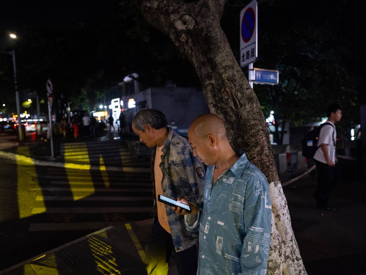 <strong></p>
<p>区块链挖矿行情</strong>他们挤在8元一晚的旅店 几百人抢一个活