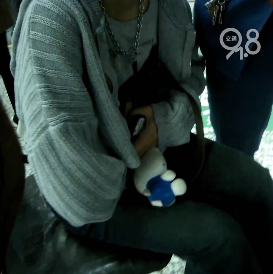 杭州地铁内<strong></p>
<p>币安价格</strong>，女乘客突然崩溃大哭！紧接着……这一幕被拍下