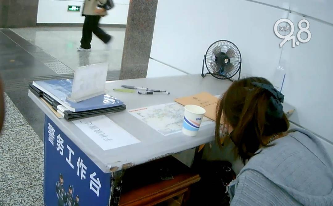 杭州地铁内<strong></p>
<p>币安价格</strong>，女乘客突然崩溃大哭！紧接着……这一幕被拍下