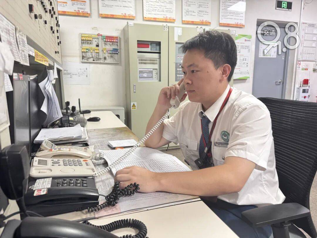 杭州地铁内<strong></p>
<p>币安价格</strong>，女乘客突然崩溃大哭！紧接着……这一幕被拍下