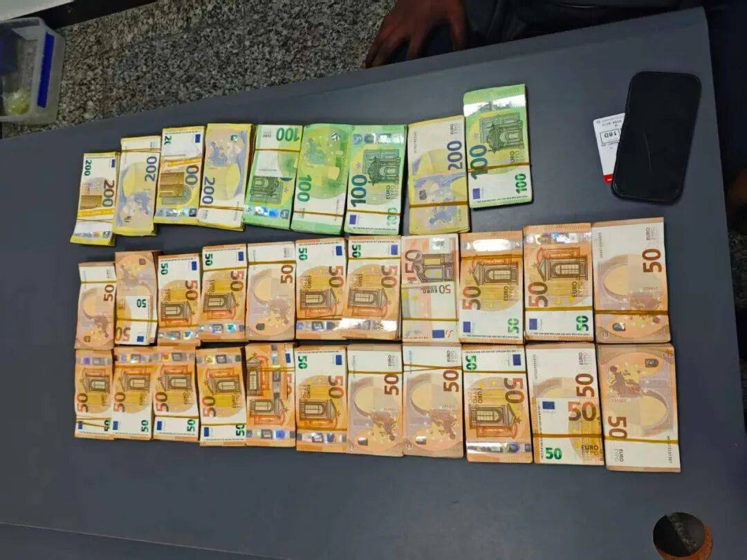成捆的欧元现金就放在背包里装着<strong></p>
<p>抹茶价格</strong>，折合人民币超186万元，旅客入境时被广州海关查获