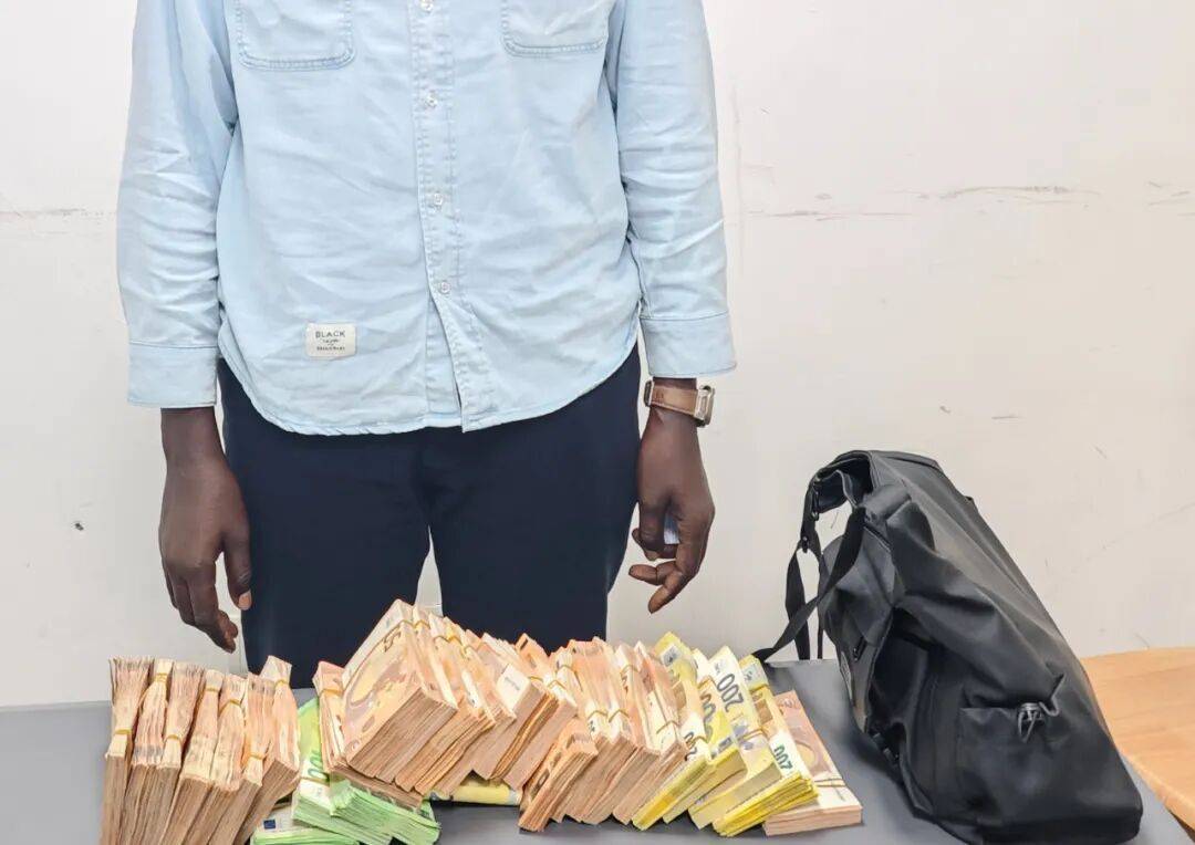 成捆的欧元现金就放在背包里装着<strong></p>
<p>抹茶价格</strong>，折合人民币超186万元，旅客入境时被广州海关查获