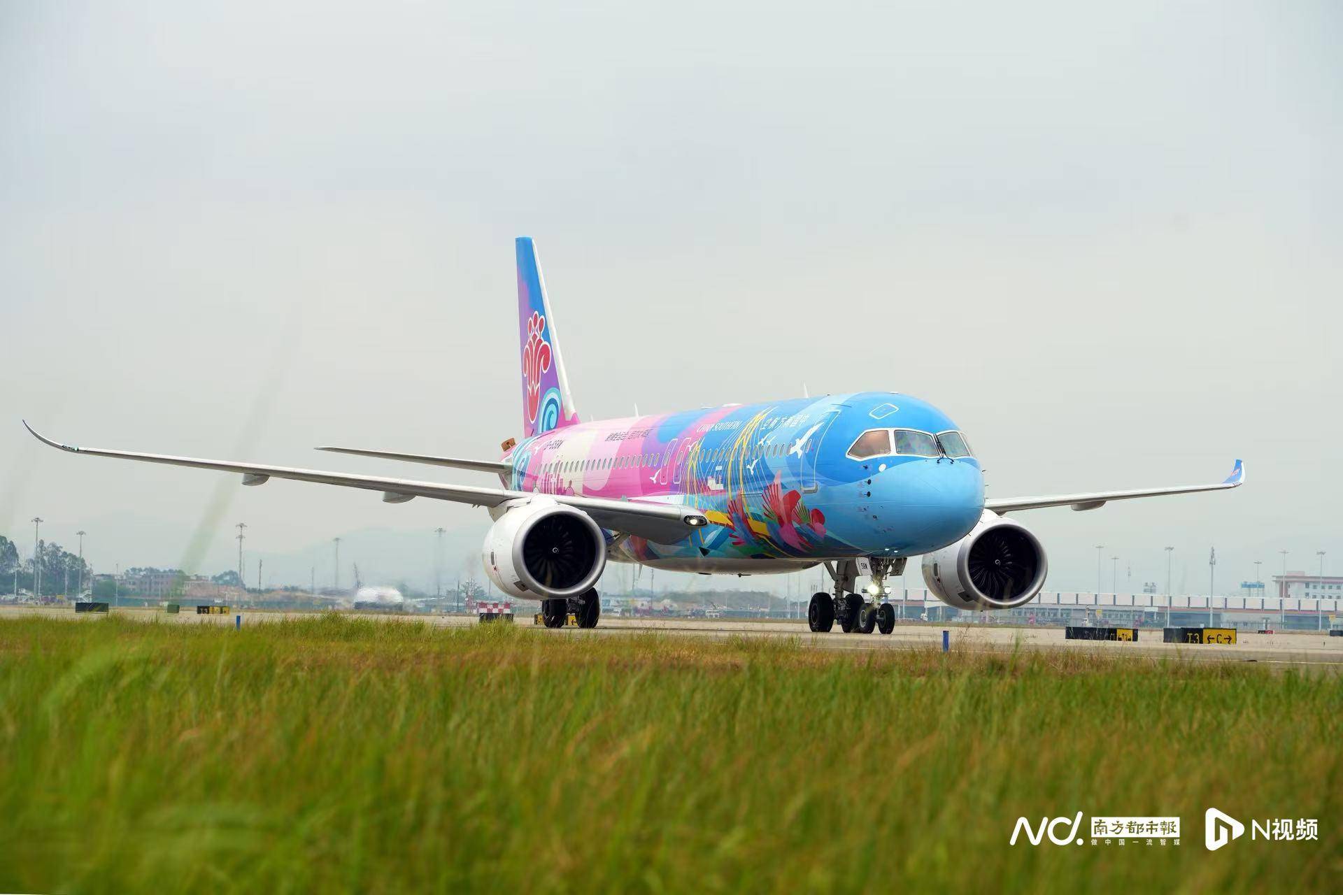 广州白云机场起飞<strong></p>
<p>BITOP价格</strong>!国内首架C919全运会主题彩绘机首航