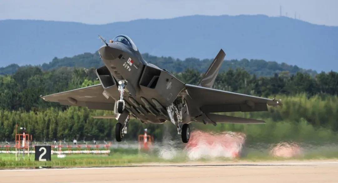 歼-35青春版<strong></p>
<p>BITOP价格</strong>？076专用舰载机？新机“超级小黄蜂”究竟是干嘛的？