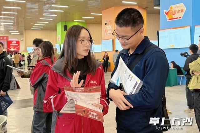 700余名退役军人及军属长沙求职<strong></p>
<p>BTC价格</strong>，165人达成意向