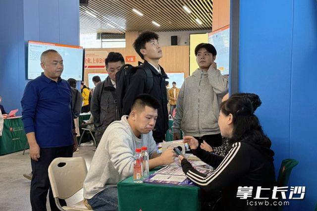 700余名退役军人及军属长沙求职<strong></p>
<p>BTC价格</strong>，165人达成意向