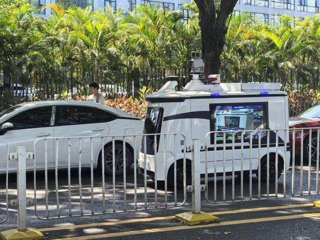 深圳交警“黑科技”再升级<strong></p>
<p>BTC价格</strong>！首台多功能无人巡检车“上岗”
