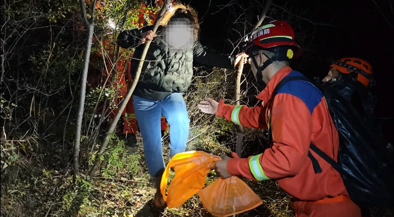 夫妻登山赏秋一人迷路，消防员紧急上山寻人