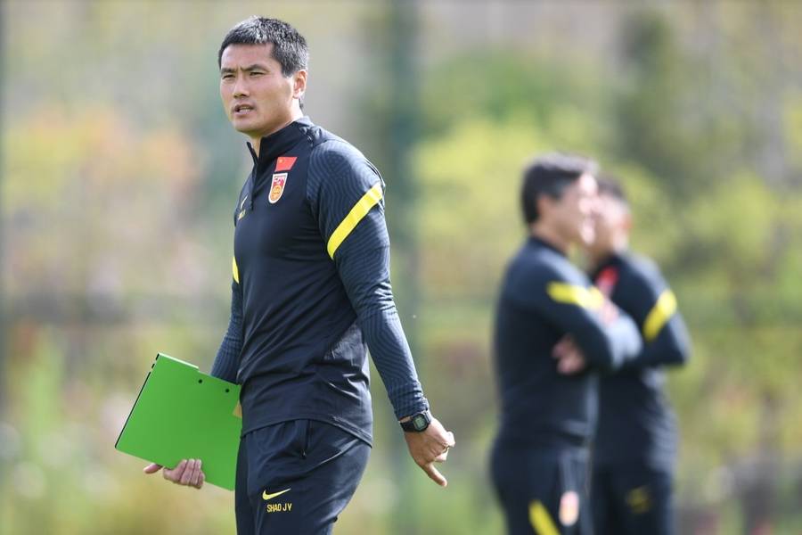 全球选聘四个月<strong></p>
<p>BTC价格</strong>，招来只有一年执教经历的本土教练，国足新帅竟是邵佳一