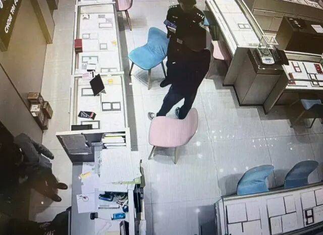 股市套现170万元后<strong></p>
<p>比特币价格</strong>，杭州男子豪购300克金条！老板当场报警……