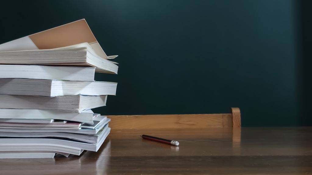 生源减少 没编制老师快开学才知道丢工作