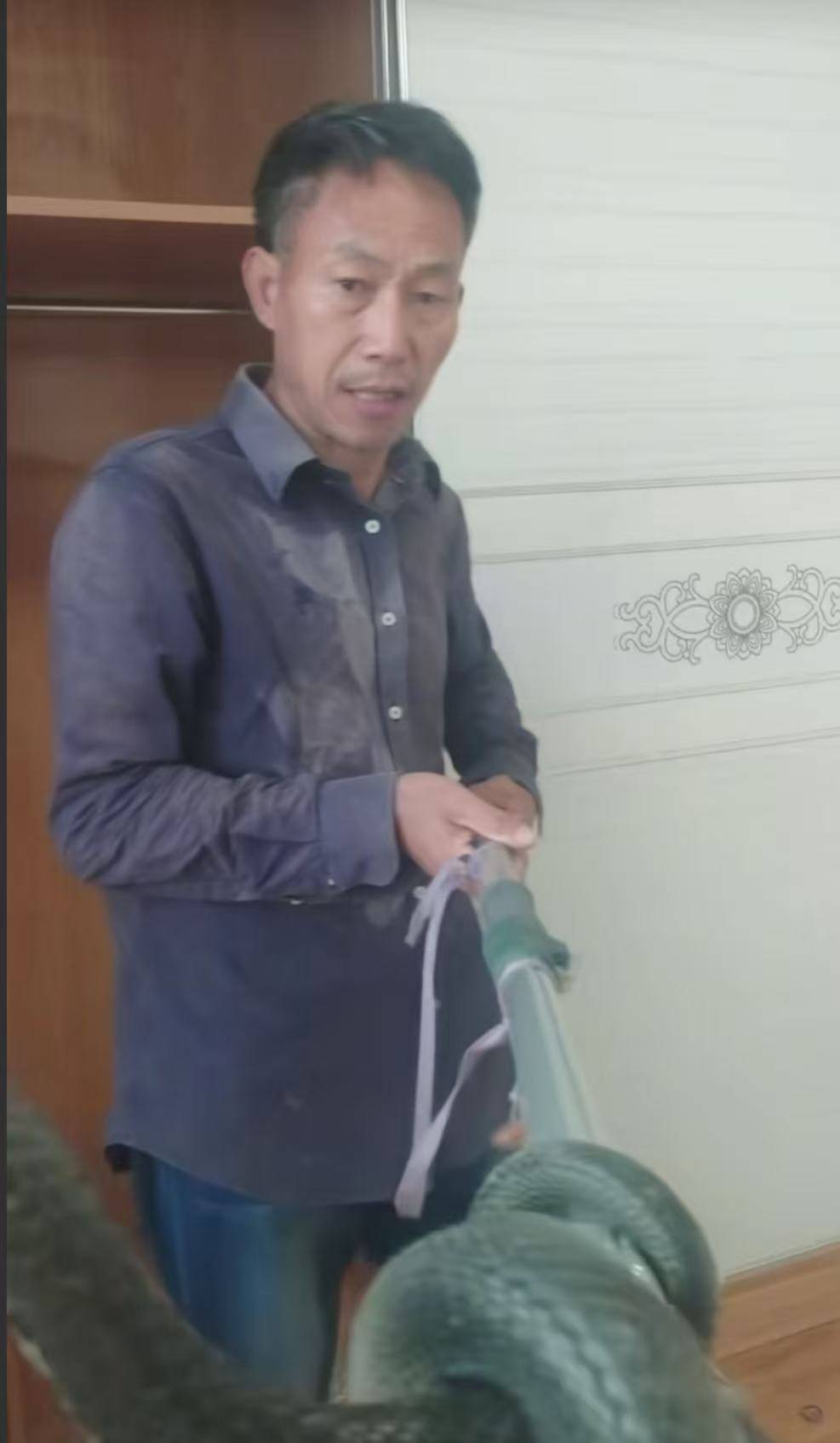 “蛇被我甩开了<strong></p>
<p>USDT价格</strong>，没完全注射毒液”，湖南直播抓蛇被咬伤网红被警方拘留后发声道歉